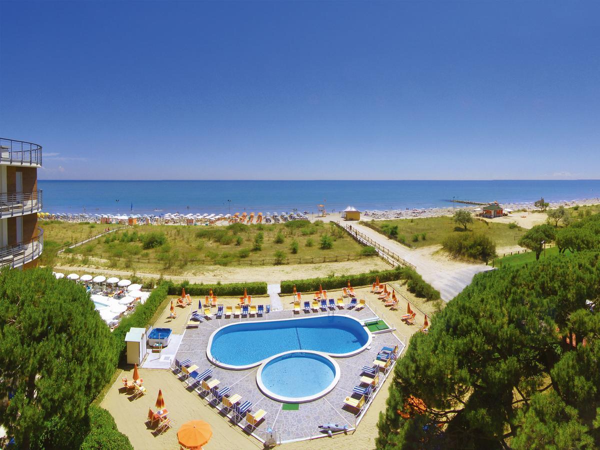 Hotel Bertha Fronte Mare Lido di Jesolo Exterior photo