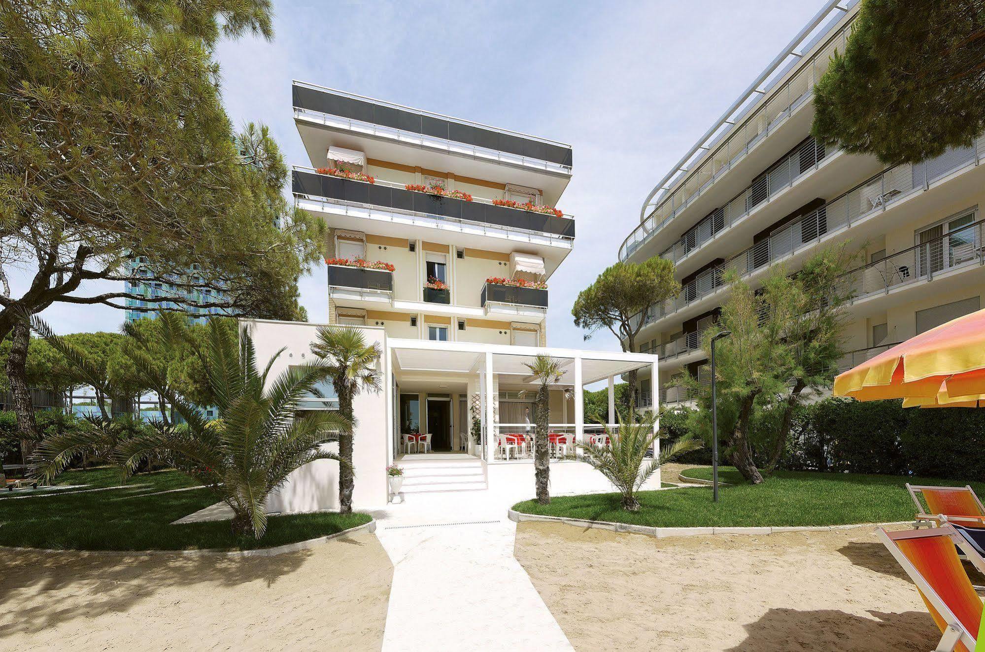 Hotel Bertha Fronte Mare Lido di Jesolo Exterior photo